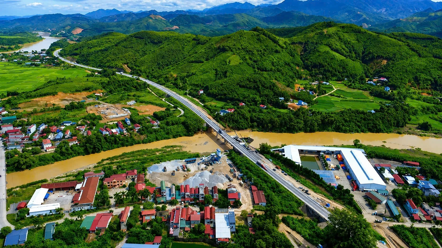 Nhiều hạng mục cầu hiện đã hoàn thành kết cấu phía trên nên nguy cơ ảnh hưởng bởi mưa giảm đáng kể so với giai đoạn thi công móng và mố trụ trước đây.