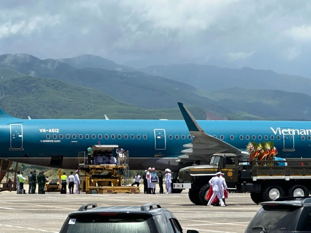 Máy bay chở linh cữu nguyên Chủ tịch nước Trần Đức Lương hạ cánh xuống sân bay Chu Lai lúc 11 giờ trưa 25/5.