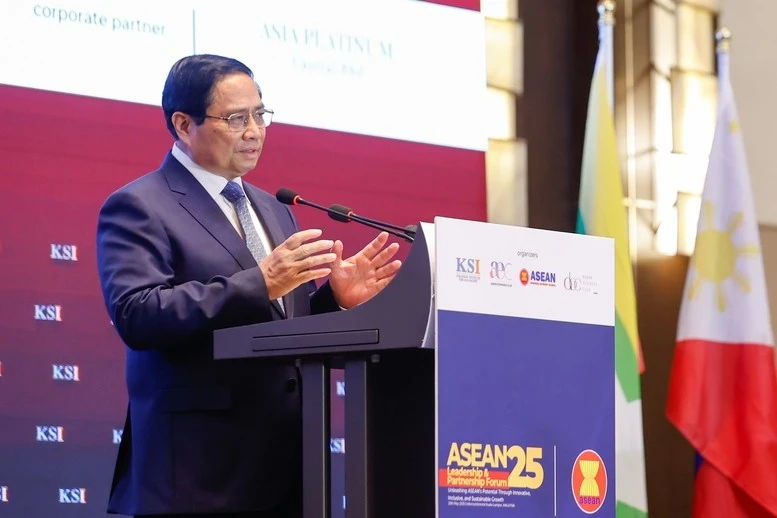 Thủ tướng cho rằng các doanh nghiệp phải tăng cường kết nối với nhau, qua đó kết nối các nền kinh tế ASEAN và ASEAN với thế giới; góp phần xây dựng thể chế, chính sách theo hướng hài hòa hóa giữa các nước ASEAN và với các nước trên thế giới.