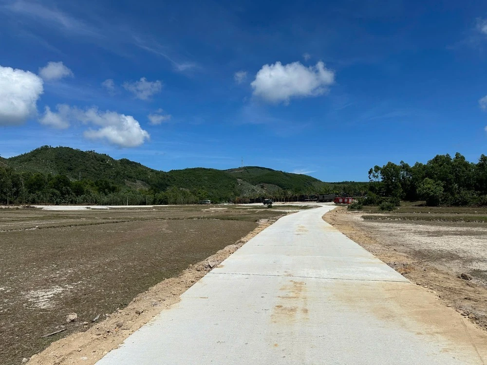 Nơi an nghỉ của nguyên Chủ tịch nước Trần Đức Lương nằm dưới chân núi Dông Bồ, tại thôn Diên Trường, xã Phổ Khánh, thị xã Đức Phổ, tỉnh Quảng Ngãi. Những ngày qua, tuyến đường dài hơn 1,5 km dẫn đến khu mộ đã được mở rộng, đổ bê tông. Tuyến đường được nâng cấp với chiều rộng 6,5 m, tạo điều kiện thuận lợi để người dân đến dâng hương.