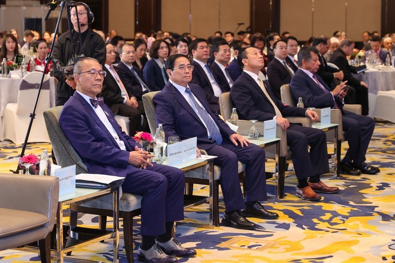 Thủ tướng khẳng định Việt Nam cam kết bảo đảm quyền tài sản, quyền tự do kinh doanh, tiếp cận bình đẳng các nguồn lực của các doanh nghiệp, nhà đầu tư, bảo đảm các quyền lợi và lợi ích chính đáng, hợp pháp của các nhà đầu tư; không hình sự hóa các quan hệ dân sự - kinh tế, ưu tiên biện pháp kinh tế trong xử lý các vụ việc. Thủ tướng khẳng định Việt Nam cam kết bảo đảm quyền tài sản, quyền tự do kinh doanh, tiếp cận bình đẳng các nguồn lực của các doanh nghiệp, nhà đầu tư, bảo đảm các quyền lợi và lợi ích chính đáng, hợp pháp của các nhà đầu tư; không hình sự hóa các quan hệ dân sự - kinh tế, ưu tiên biện pháp kinh tế trong xử lý các vụ việc.