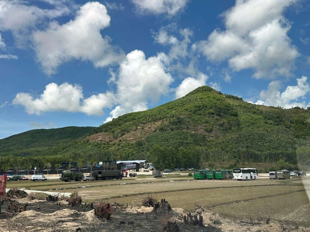 Từ đỉnh núi Dông Bồ nhìn về phía đông là đầm An Khê, đầm nước lớn của tỉnh Quảng Ngãi, nằm ở vùng ven biển Sa Huỳnh, giáp ranh giữa hai xã Phổ Khánh và Phổ Thạnh, thị xã Đức Phổ.