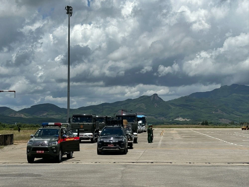 Ngay khi máy bay mở cửa, đội danh dự bước lên, thực hiện nghi thức tiếp nhận. Linh cữu phủ Quốc kỳ, được rước xuống theo nghi thức trang nghiêm.