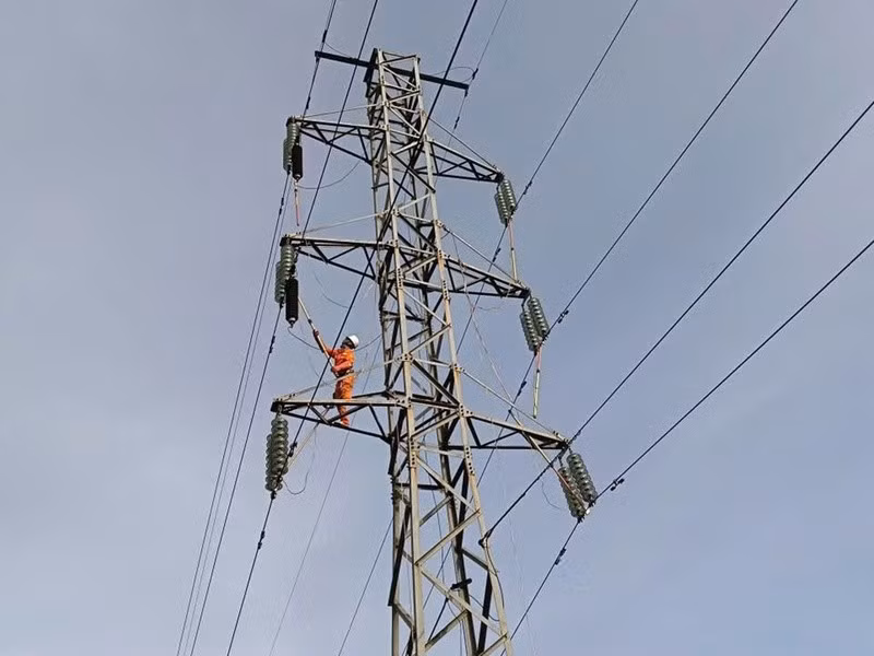 Làm việc trên cao với nhiều điều kiện thời tiết đòi hỏi kỹ năng, sức bền, tinh thần trách nhiệm và tình yêu nghề của người thợ.