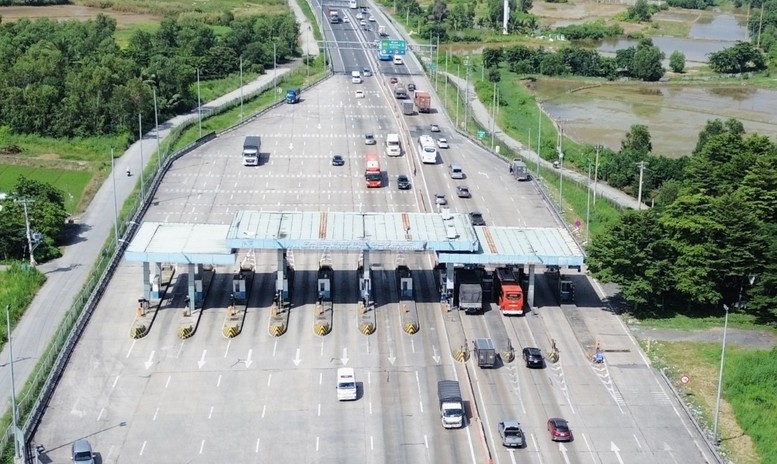 Đối với tài khoản thu phí VETC, chủ phương tiện chỉ cần nâng cấp từ tài khoản thu phí lên ví điện tử VETC, nạp tiền từ các ngân hàng liên kết vào ví và dùng để thanh toán phí tự động không dừng như cầu đường, đỗ xe, ra vào sân bay… Đối với tài khoản thu phí VETC, chủ phương tiện chỉ cần nâng cấp từ tài khoản thu phí lên ví điện tử VETC, nạp tiền từ các ngân hàng liên kết vào ví và dùng để thanh toán phí tự động không dừng như cầu đường, đỗ xe, ra vào sân bay…
