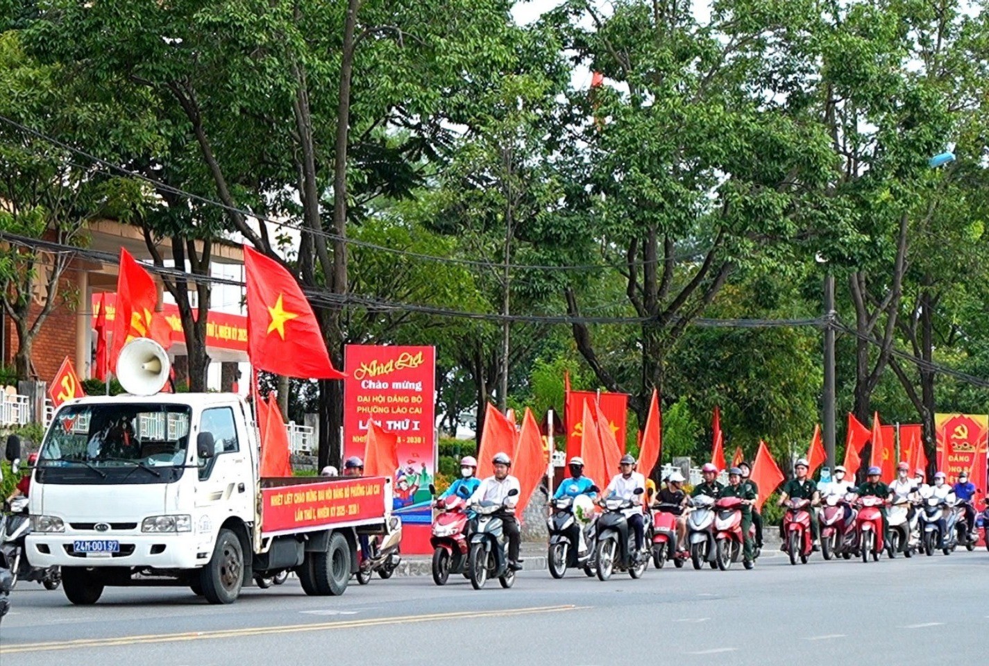 Đoàn diễu hành đi qua nhiều tuyến đường của phường Lào Cai. chi-282025-1.jpg