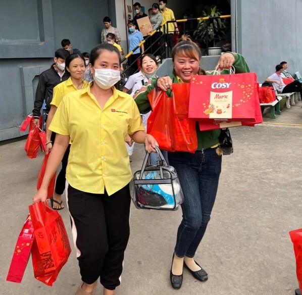 Niềm vui của người lao động khi nhận quà tết sớm. Niềm vui của người lao động khi nhận quà tết sớm.