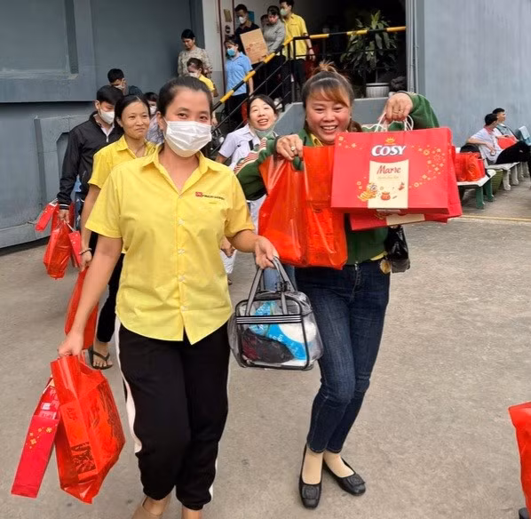 Niềm vui của người lao động khi nhận quà tết sớm.