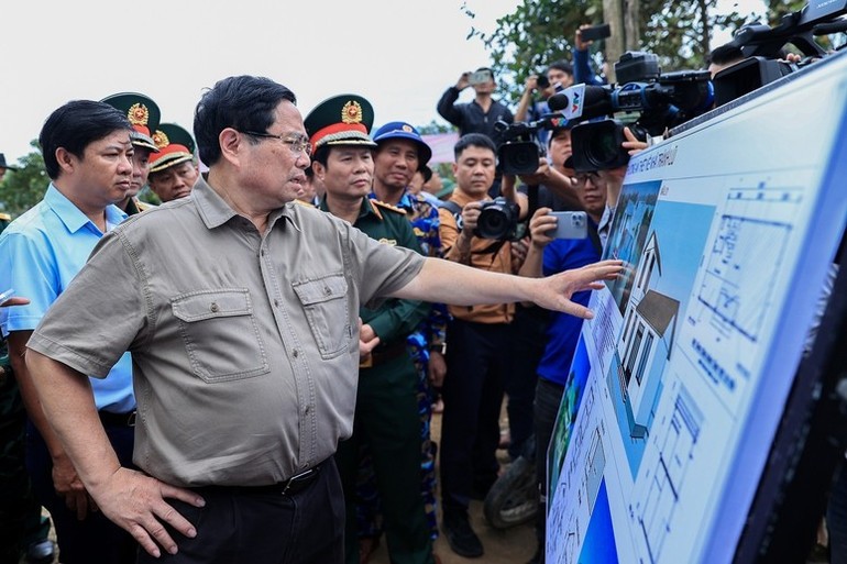 Thủ tướng Phạm Minh Chính nghe báo cáo về thiết kế nhà chống lũ.