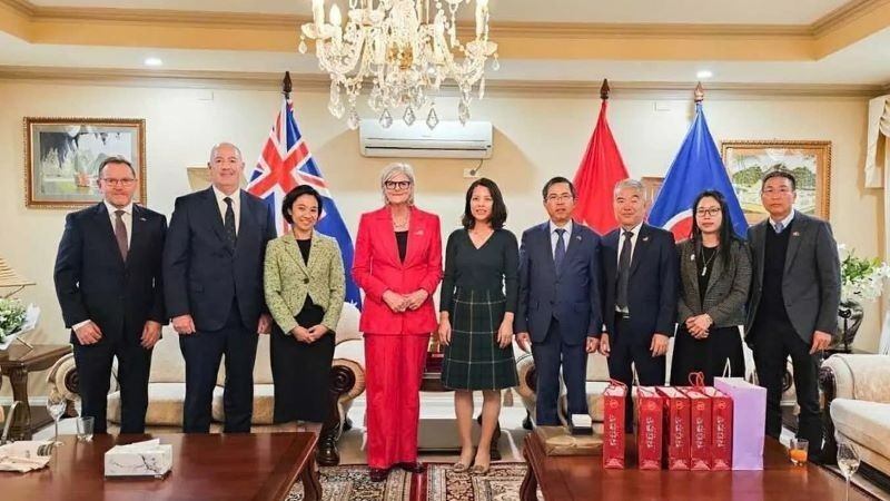 Toàn quyền Australia Sam Mostyn (áo đỏ) chụp ảnh cùng Đại sứ Phạm Hùng Tâm và Tổng lãnh sự Việt Nam tại thành phố Sydney và thành phố Perth. Toàn quyền Australia Sam Mostyn (áo đỏ) chụp ảnh cùng Đại sứ Phạm Hùng Tâm và Tổng lãnh sự Việt Nam tại thành phố Sydney và thành phố Perth.