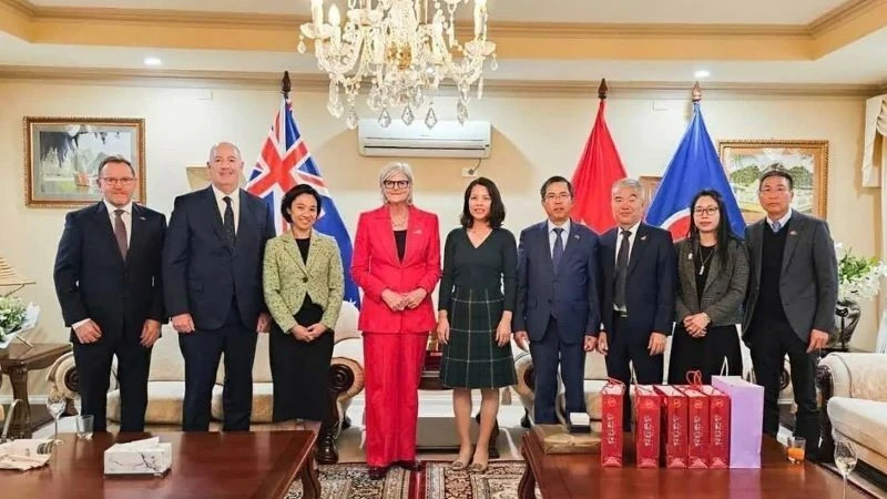 Toàn quyền Australia Sam Mostyn (áo đỏ) chụp ảnh cùng Đại sứ Phạm Hùng Tâm và Tổng lãnh sự Việt Nam tại thành phố Sydney và thành phố Perth.