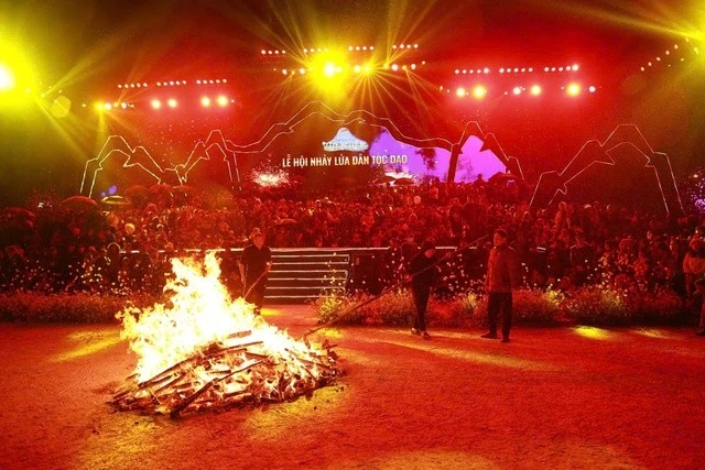 Người Dao đỏ sống dưới chân núi Hoàng Liên Sơn lại tụ họp tại không gian sinh hoạt cộng đồng mỗi dịp Tết.