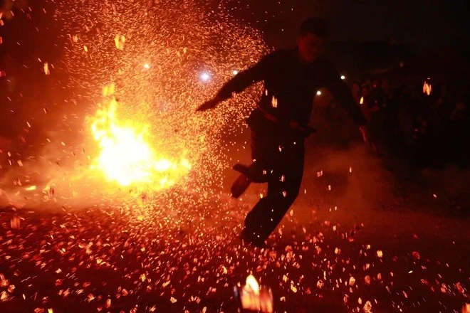 Những bước nhảy linh thiêng của người Dao đỏ như sợi dây nối liền quá khứ với hiện tại.