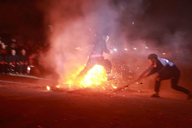 Người già kể chuyện xưa, ôn lại phong tục, lớp trẻ ca hát, nhảy múa, chơi các trò dân gian.