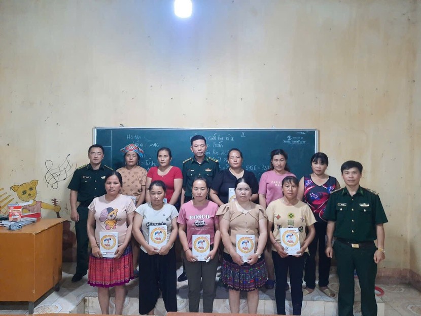 Cán bộ, chiến sĩ Đồn Biên phòng A Mú Sung chuẩn bị đầy đủ sách vở cho người dân khi đi học.