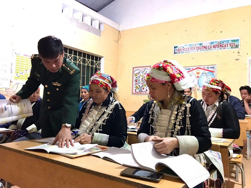 Thầy giáo - Trung tá Đinh Thái Đạt, Đồn Biên phòng A Mú Sung trong giờ lên lớp.
