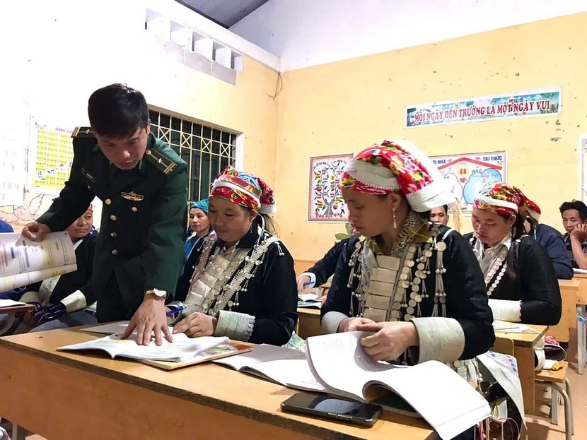 Thầy giáo - Trung tá Đinh Thái Đạt, Đồn Biên phòng A Mú Sung trong giờ lên lớp.