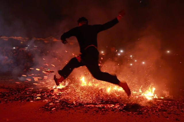 Những điệu nhảy này mang ý nghĩa mở đường, bắc cầu để đón rước tổ tiên, về nhà ăn Tết.