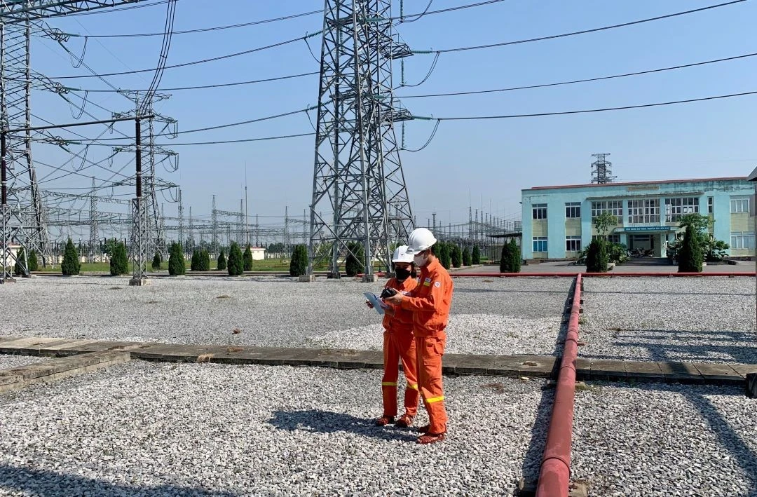 Nhân viên EVN kiểm tra việc vận hành điện.