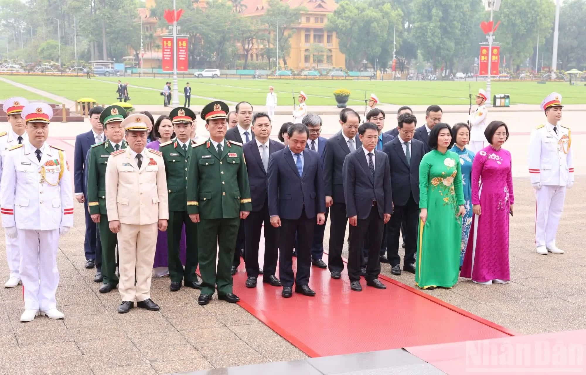 Đoàn đại biểu Thành ủy,Hội đồng nhân dân, Ủy ban nhân dân, Ủy ban Mặt trận Tổ quốc Việt Nam thành phố Hà Nội thành kính tưởng niệm Chủ tịch Hồ Chí Minh.