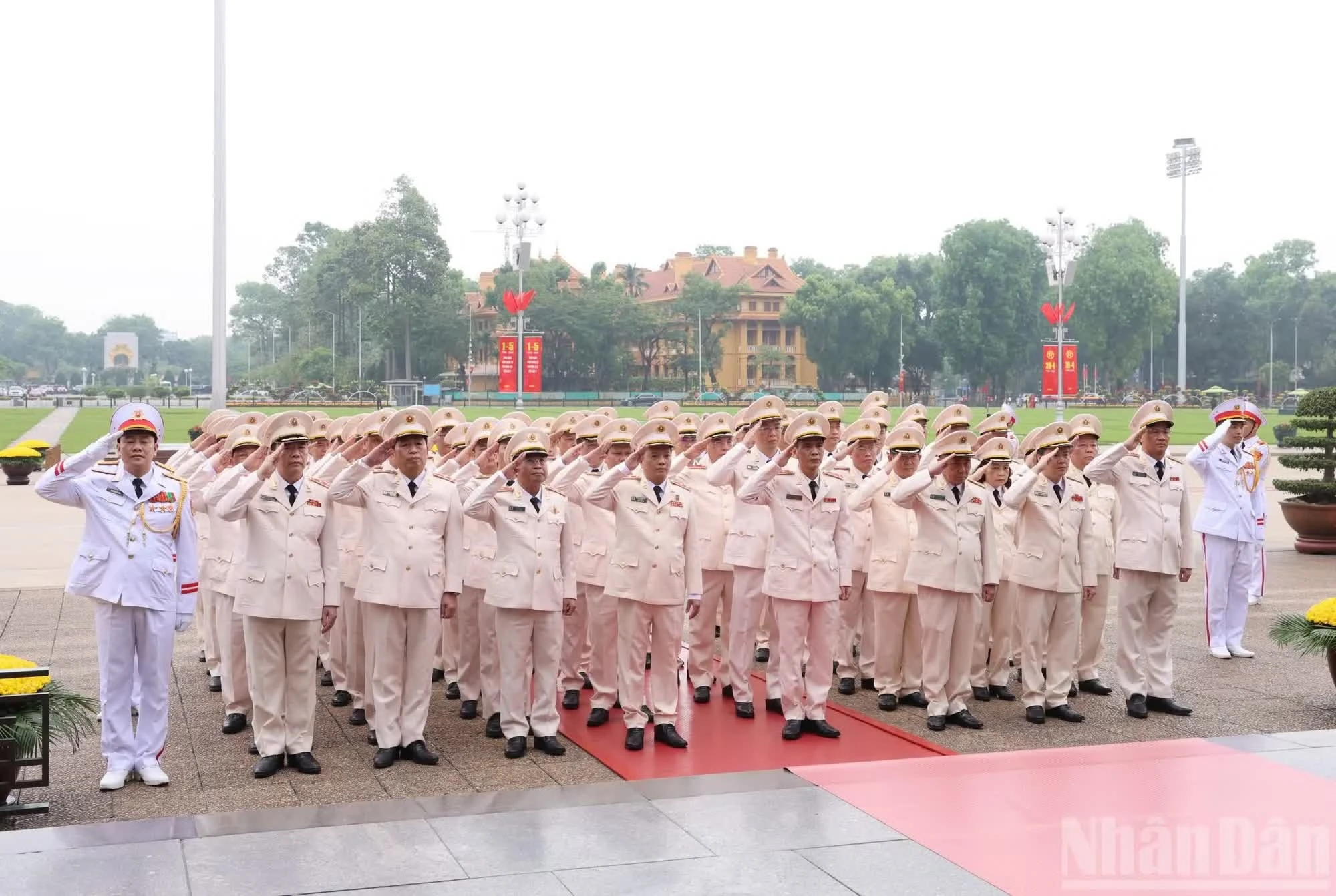 Đoàn đại biểu Đảng ủy Công an Trung ương, Bộ Công an thành kính tưởng niệm Chủ tịch Hồ Chí Minh.