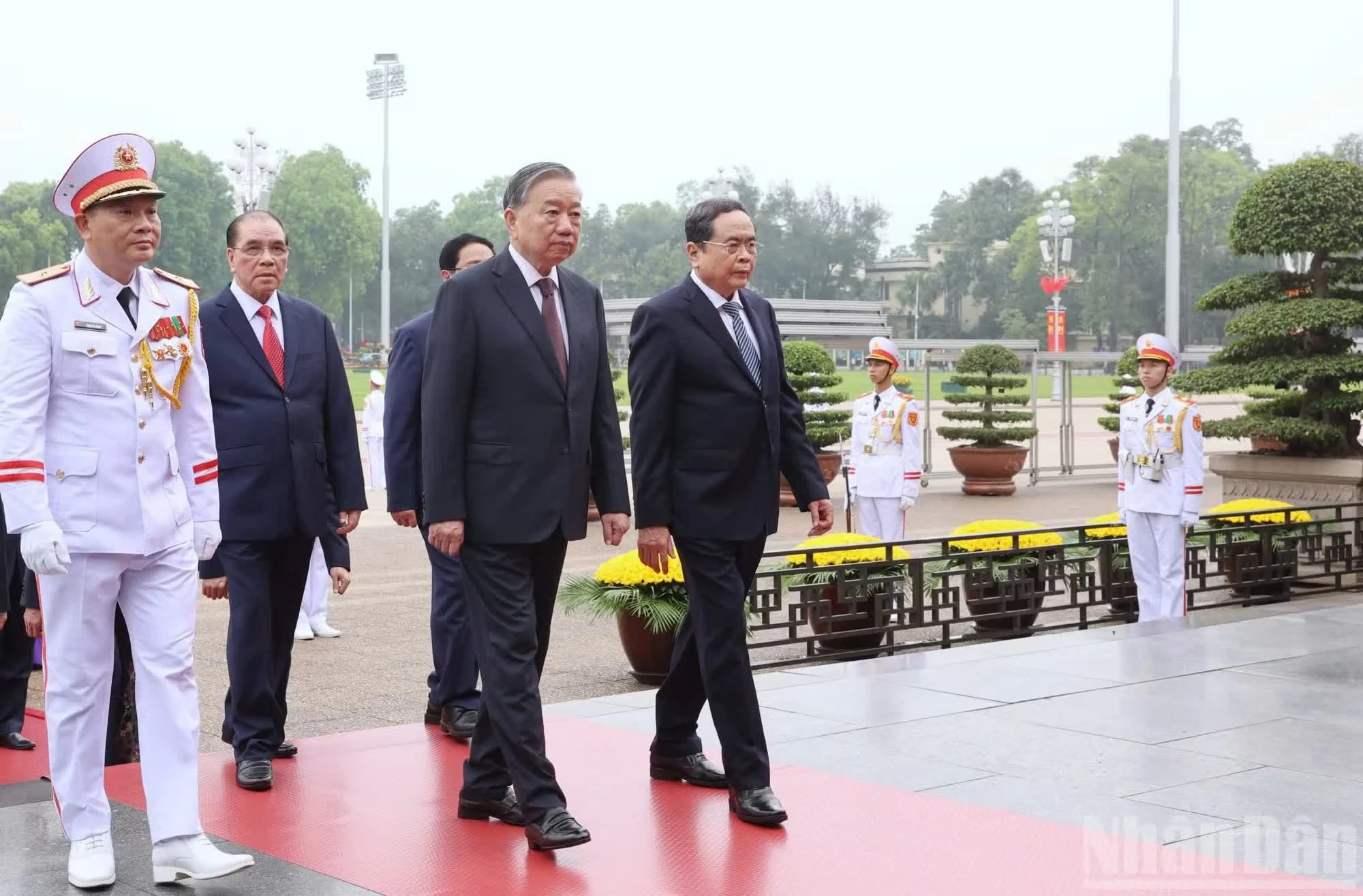Đoàn đại biểu lãnh đạo, nguyên lãnh đạo Đảng, Nhà nước do Tổng Bí thư, Chủ tịch nước Tô Lâm dẫn đầu vào Lăng viếng Chủ tịch Hồ Chí Minh.