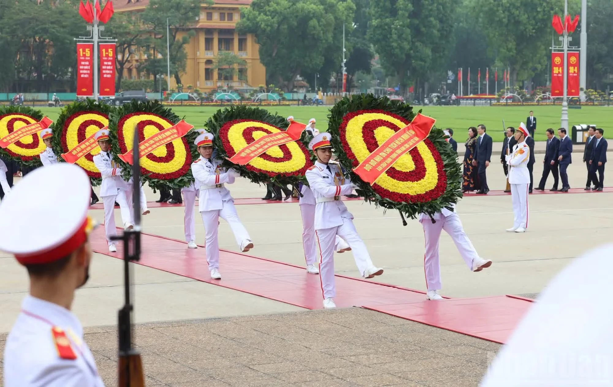 Vòng hoa của Đoàn mang dòng chữ "Đời đời nhớ ơn Chủ tịch Hồ Chí Minh vĩ đại".