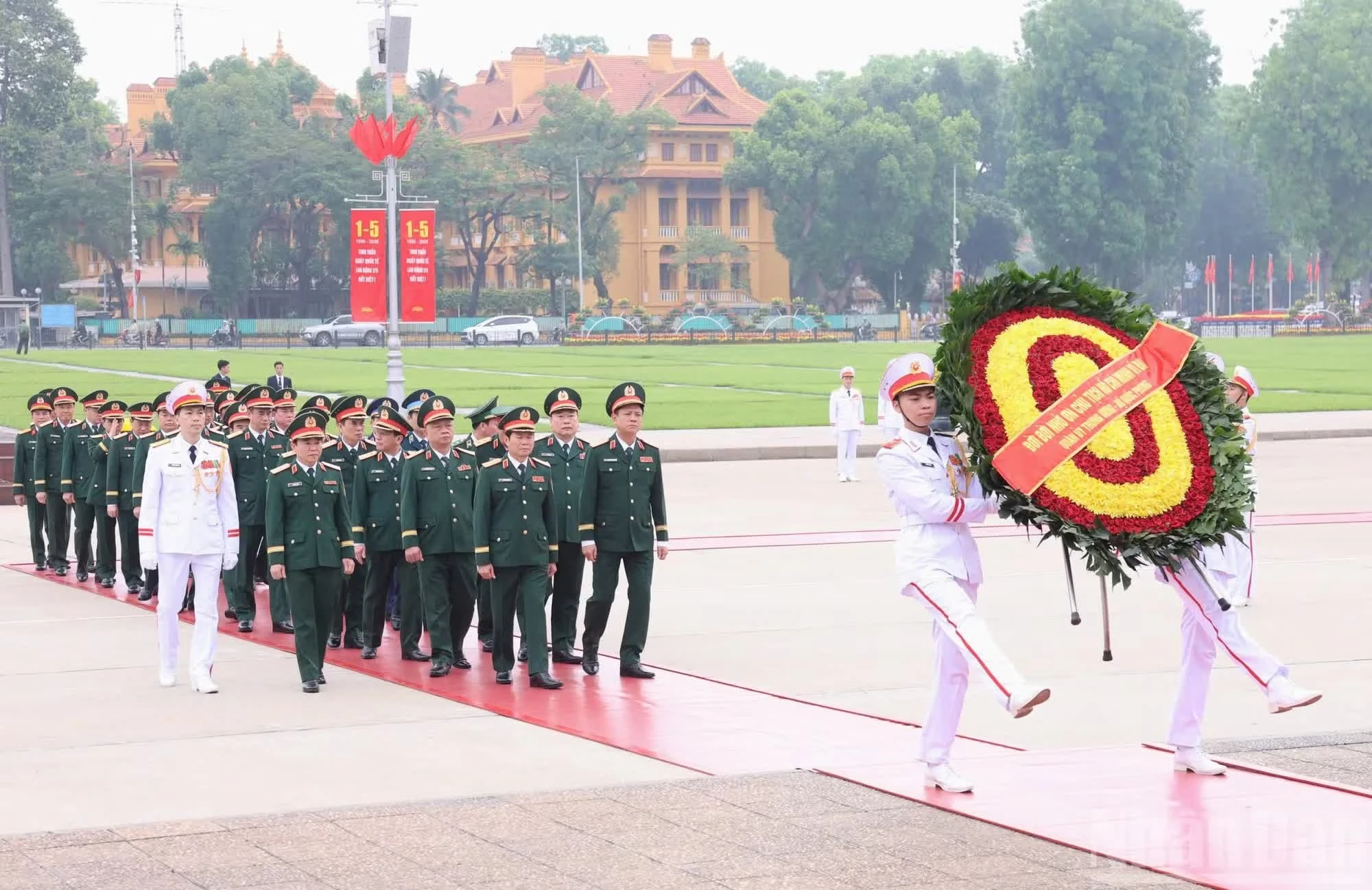 Đoàn đại biểu Quân ủy Trung ương, Bộ Quốc phòng đặt vòng hoa và vào Lăng viếng Chủ tịch Hồ Chí Minh.