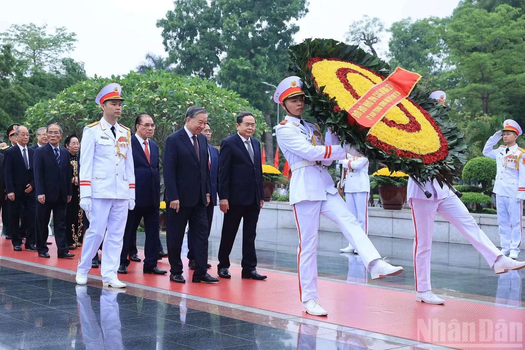 Đoàn đại biểu lãnh đạo, nguyên lãnh đạo Đảng, Nhà nước do Tổng Bí thư, Chủ tịch nước Tô Lâm dẫn đầu đặt vòng hoa tại Đài tưởng niệm các Anh hùng liệt sĩ.