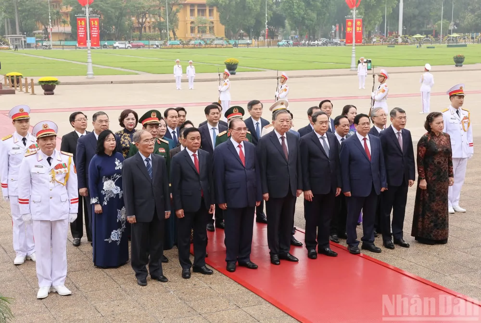 Đoàn đại biểu lãnh đạo, nguyên lãnh đạo Đảng, Nhà nước do Tổng Bí thư, Chủ tịch nước Tô Lâm dẫn đầu thành kính tưởng niệm Chủ tịch Hồ Chí Minh.