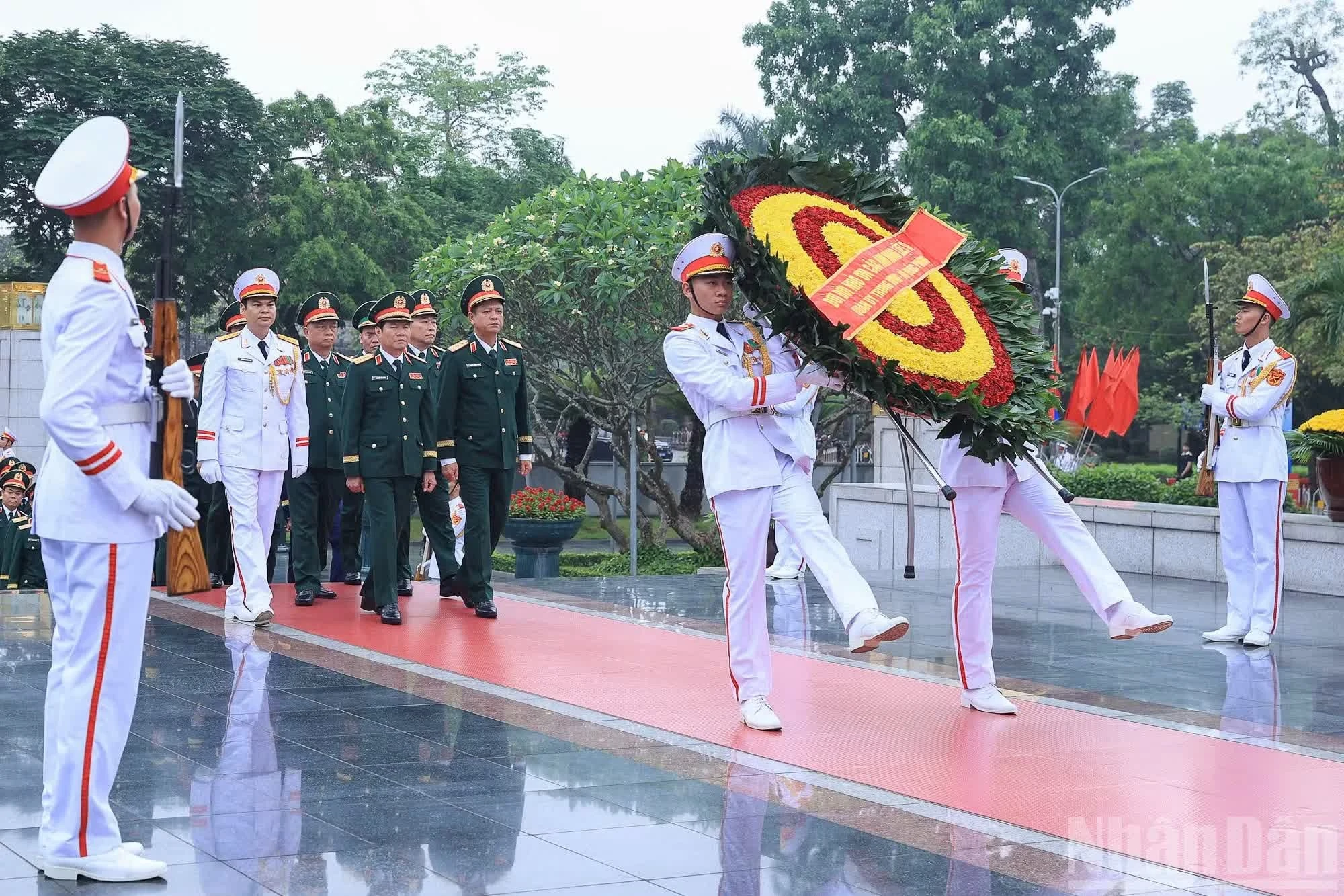 Đoàn đại biểu Quân ủy Trung ương, Bộ Quốc phòng đến đặt vòng hoa tại Đài tưởng niệm các Anh hùng liệt sĩ.
