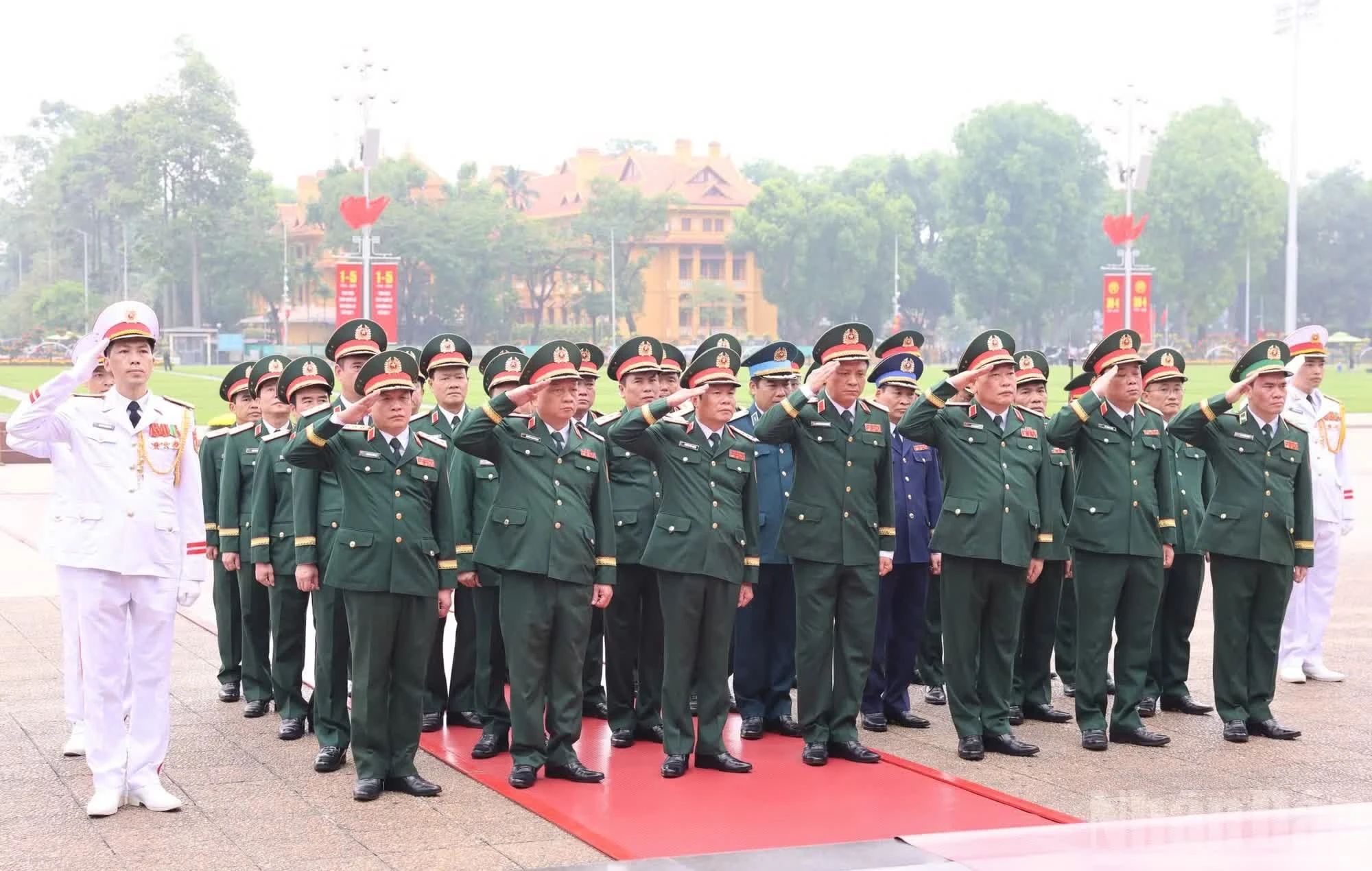 Đoàn đại biểu Quân ủy Trung ương, Bộ Quốc phòng thành kính tưởng niệm Chủ tịch Hồ Chí Minh.
