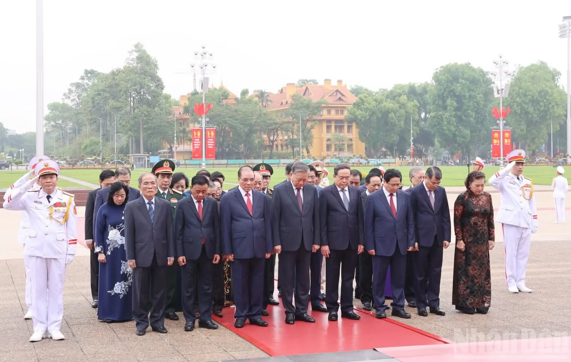 Đoàn đại biểu lãnh đạo, nguyên lãnh đạo Đảng, Nhà nước do Tổng Bí thư, Chủ tịch nước Tô Lâm dẫn đầu thành kính tưởng niệm Chủ tịch Hồ Chí Minh.