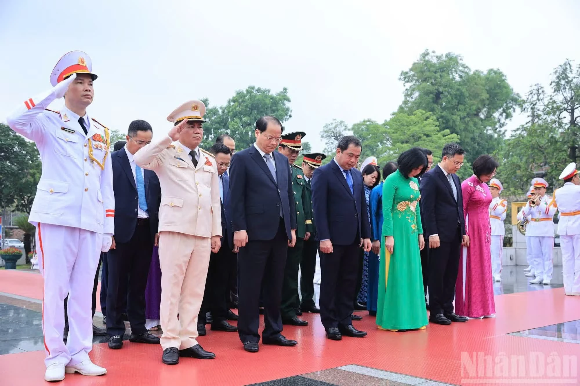 Đoàn đại biểu Thành ủy, Hội đồng nhân dân, Ủy ban nhân dân, Ủy ban Mặt trận Tổ quốc Việt Nam thành phố Hà Nội tưởng niệm các Anh hùng liệt sĩ.