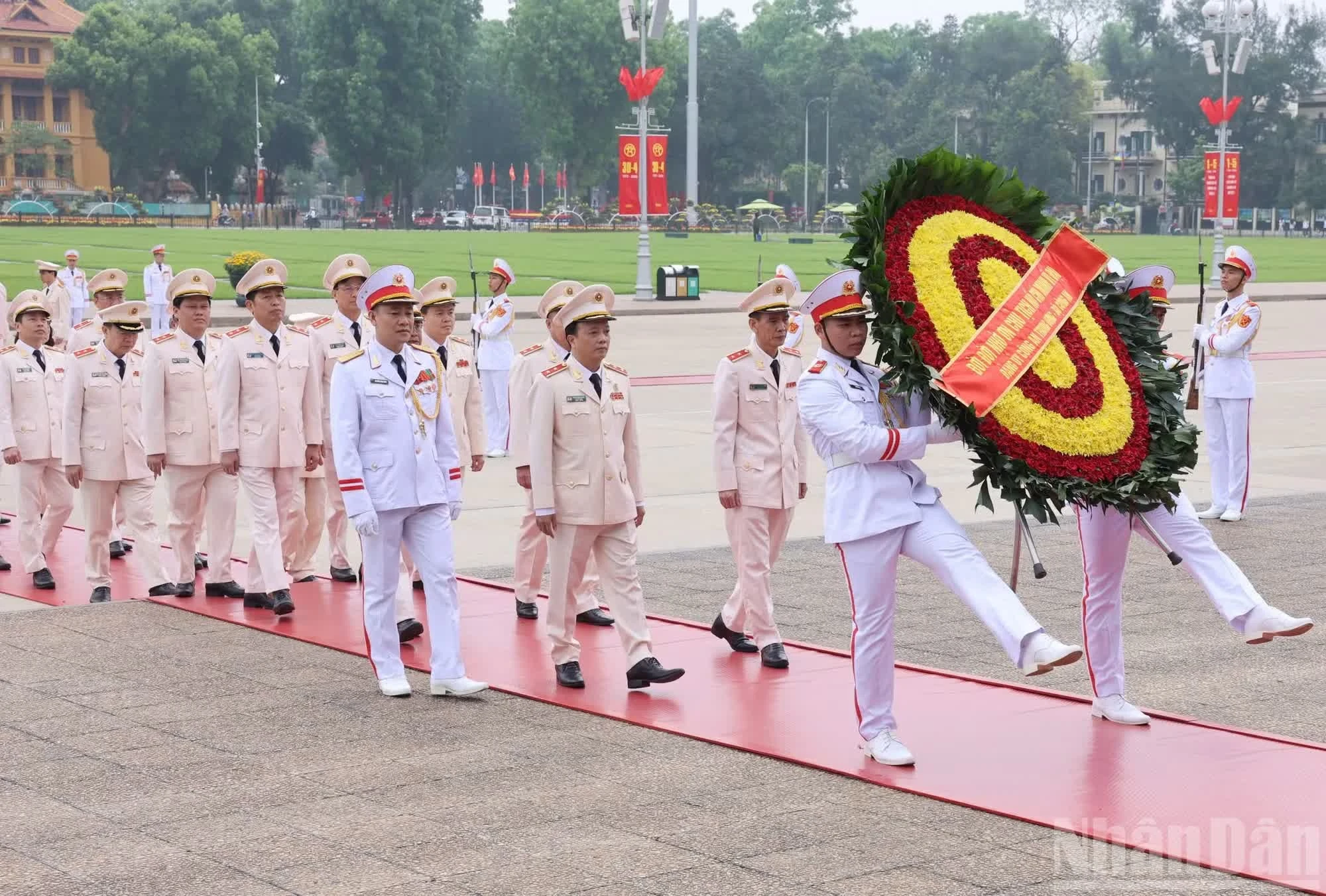 Đoàn đại biểu Đảng ủy Công an Trung ương, Bộ Công an đặt vòng hoa và vào Lăng viếng Chủ tịch Hồ Chí Minh.