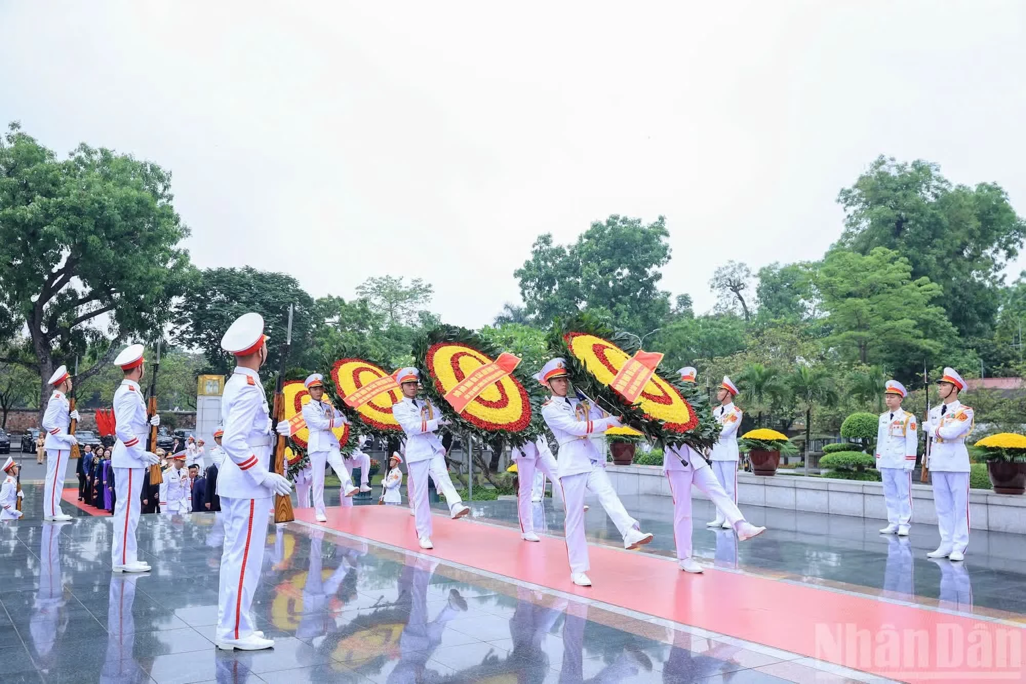 Đoàn đại biểu lãnh đạo, nguyên lãnh đạo Đảng, Nhà nước do Tổng Bí thư, Chủ tịch nước Tô Lâm dẫn đầu đặt vòng hoa tại Đài tưởng niệm các Anh hùng liệt sĩ.