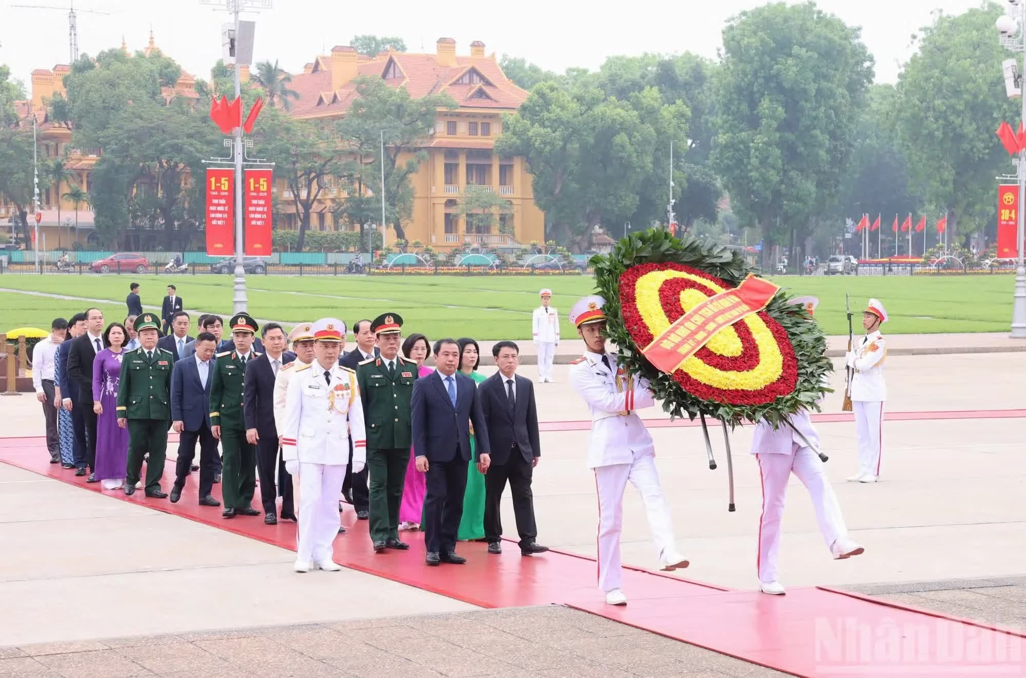 Đoàn đại biểu Thành ủy, Hội đồng nhân dân, Ủy ban nhân dân, Ủy ban Mặt trận Tổ quốc Việt Nam thành phố Hà Nội đặt vòng hoa và vào Lăng viếng Chủ tịch Hồ Chí Minh.