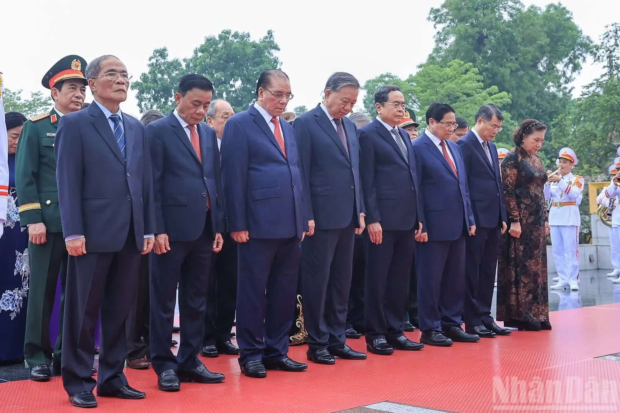 Đoàn đại biểu lãnh đạo, nguyên lãnh đạo Đảng, Nhà nước do Tổng Bí thư, Chủ tịch nước Tô Lâm tưởng niệm các Anh hùng liệt sĩ.