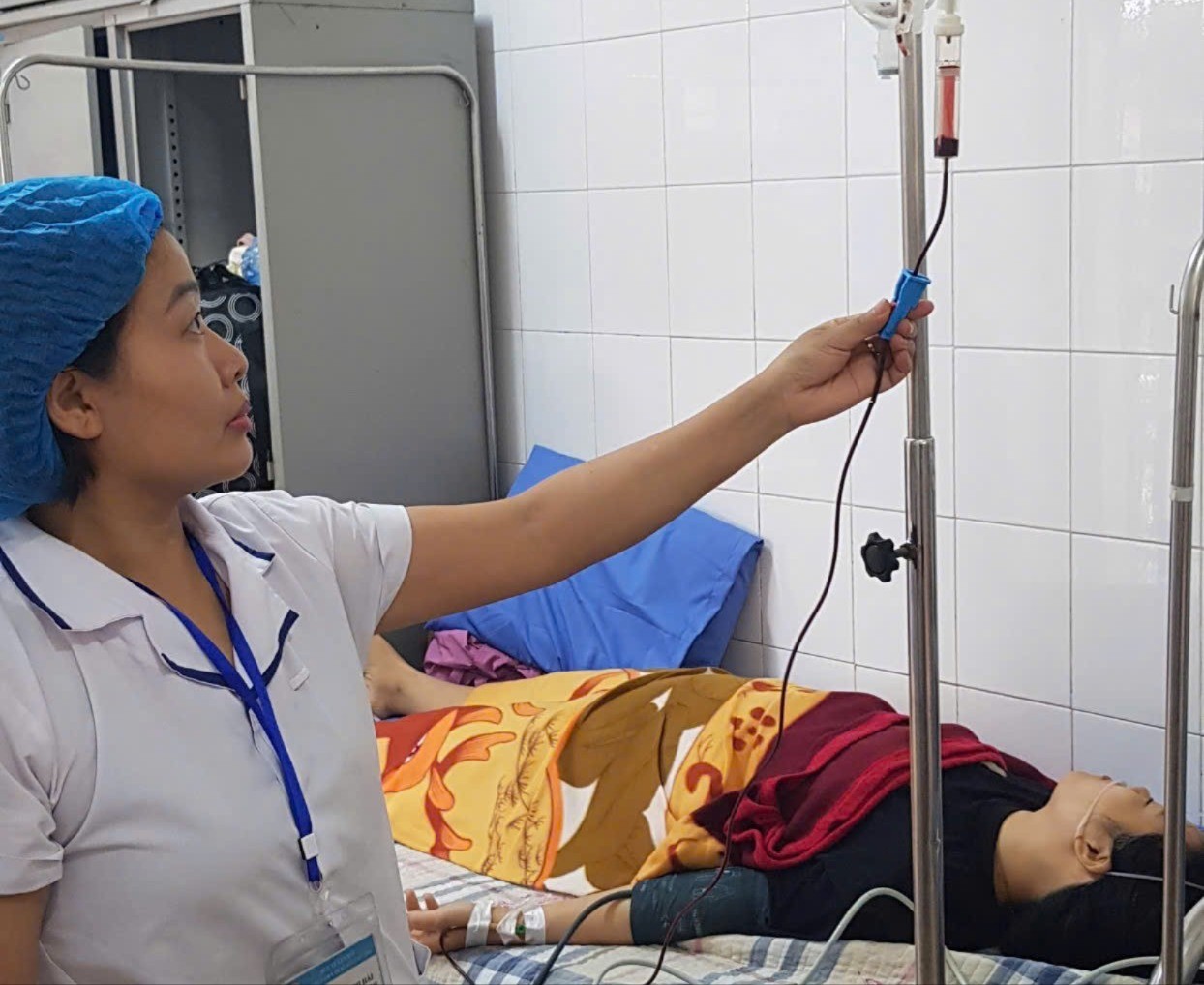 Nhờ được truyền máu kịp thời, bệnh nhân đã qua cơn nguy kịch. benh-nhan-duoc-truyen-mau-phau-thuat-qua-con-nguy-kich-4704.jpg