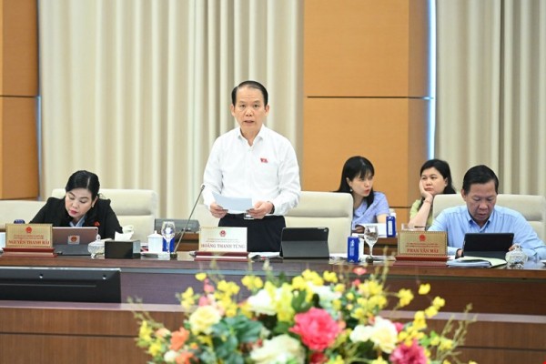 Chủ nhiệm Uỷ ban Pháp luật và Tư pháp Hoàng Thanh Tùng. Chủ nhiệm Uỷ ban Pháp luật và Tư pháp Hoàng Thanh Tùng.