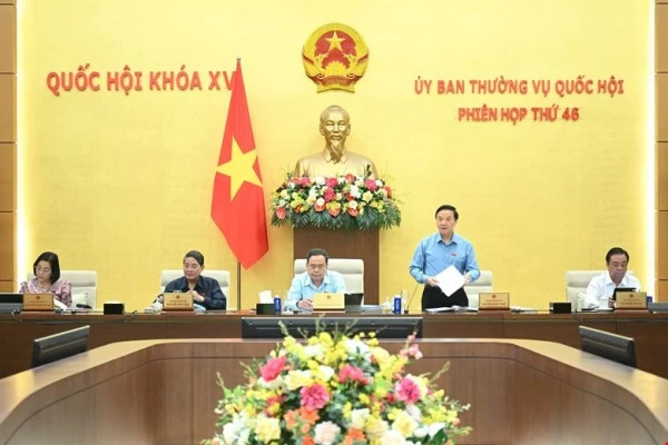 Phó Chủ tịch Quốc hội Nguyễn Khắc Định điều hành nội dung thảo luận.