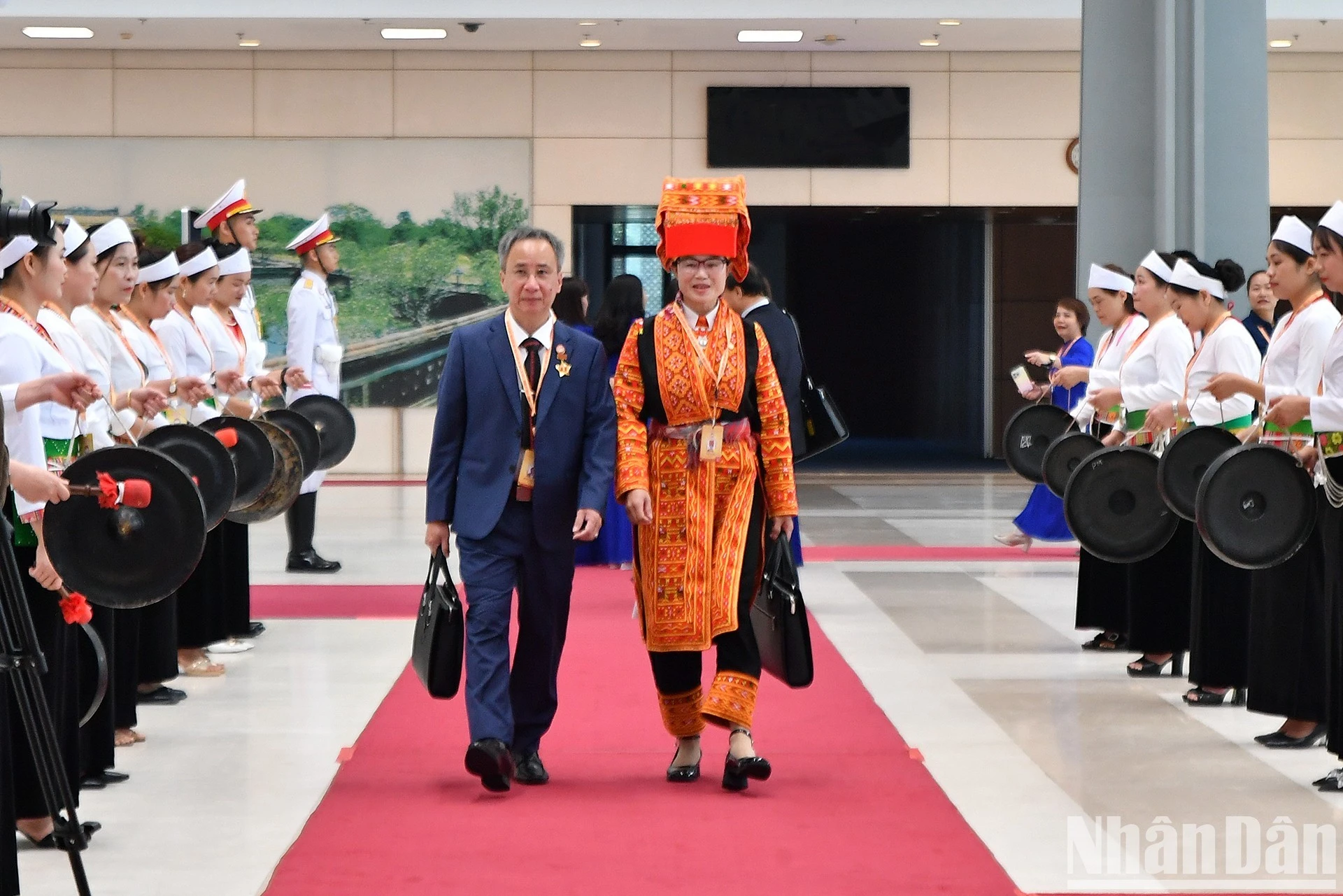 Đón chào các đại biểu về dự Đại hội là màn trình diễn nghệ thuật cồng chiêng của đồng bào Mường - một trong những dân tộc thiểu số tại Thủ đô Hà Nội.