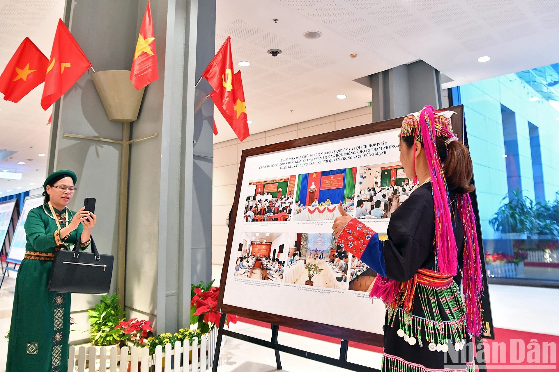 Các đại biểu từ nhiều dân tộc thiểu số khác nhau giao lưu, trao đổi, kết nối bên hành lang Đại hội.