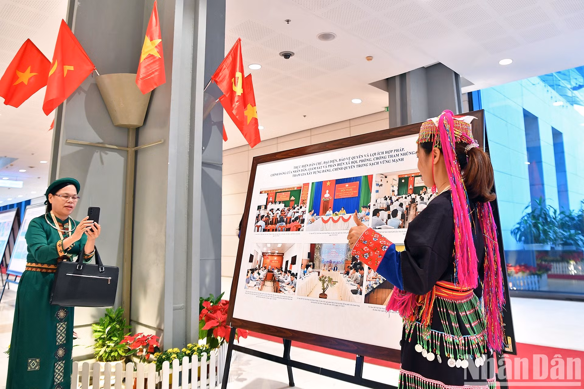 Các đại biểu từ nhiều dân tộc thiểu số khác nhau giao lưu, trao đổi, kết nối bên hành lang Đại hội.