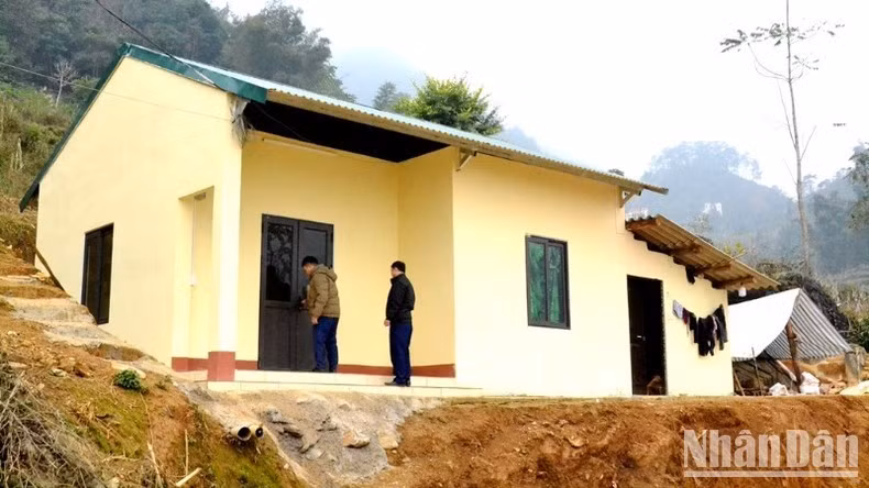 Bộ Công an hỗ trợ toàn bộ kinh phí xây nhà mới thay thế nhà cũ nát cho gia đình ông Giàng Seo Vần, ở thôn Lao Chải, xã Sán Chải..