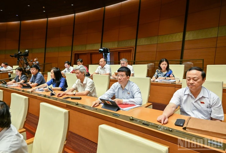 Đại biểu Quốc hội biểu quyết thông qua Luật sửa đổi, bổ sung một số điều của Luật Quốc tịch Việt Nam.