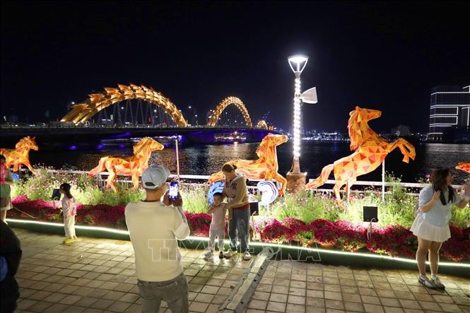 Du khách dạo chơi chụp ảnh cùng các linh vật ngựa của năm bên dòng sông Hàn trong những ngày đầu xuân 2026.