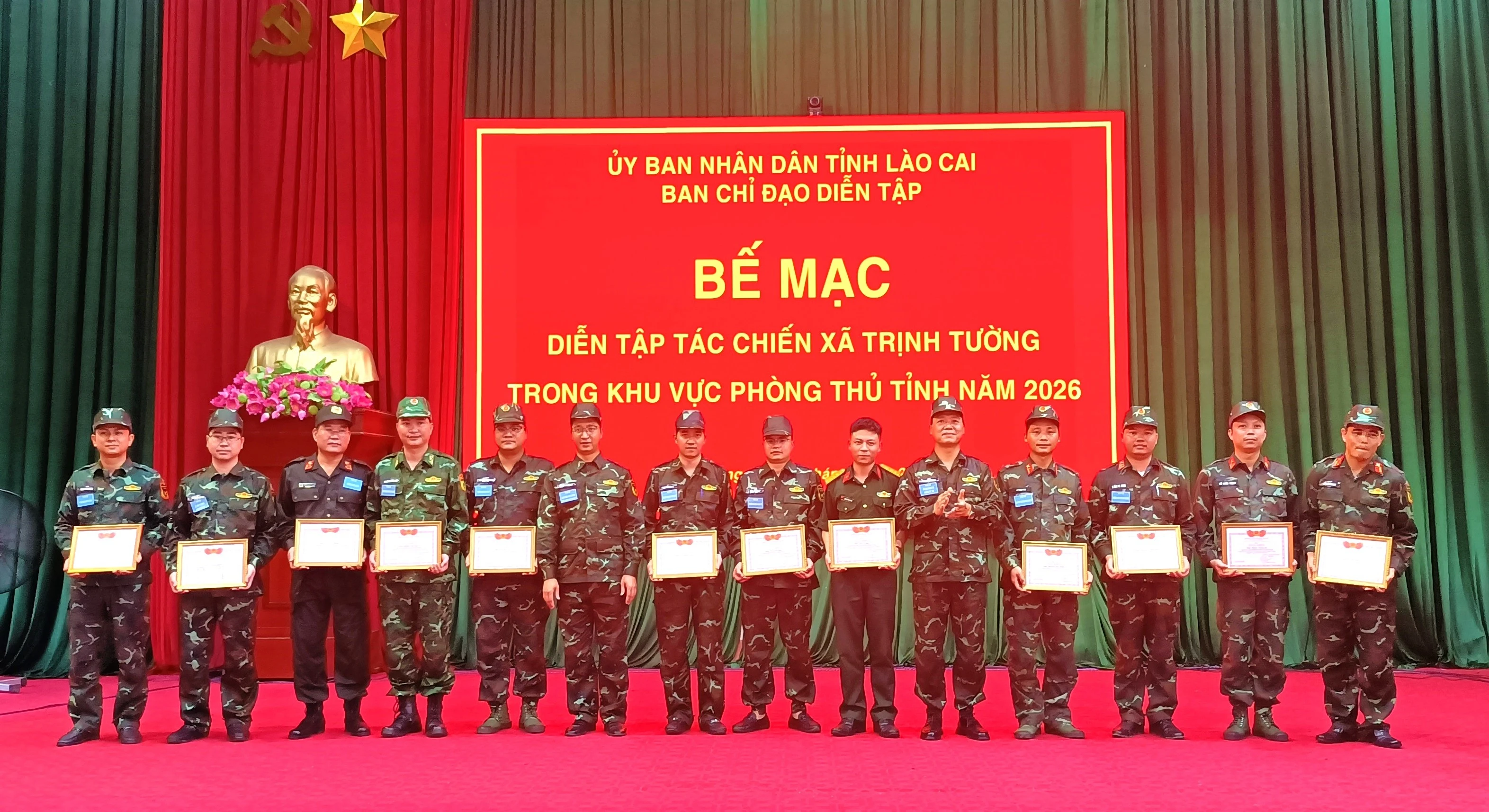 8-trao-giay-khen-cho-2-tap-the-va-12-ca-nhan-co-thanh-tich-xuat-sac.jpg