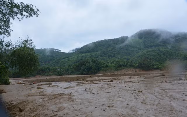 Lũ bùn đá san phẳng Làng Nủ, gây thiệt hại vô cùng nghiêm trọng.