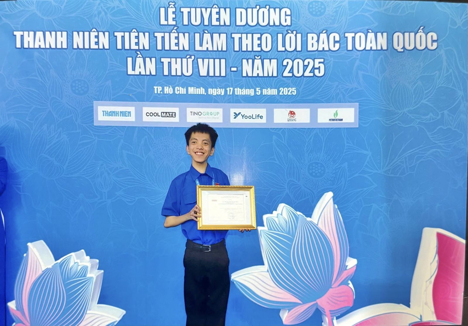 Sinh viên Sư phạm tiếng Anh Chương Đình Phúc, Gương thanh niên khuyết tật tiêu biểu tham gia chương trình “Tỏa sáng Nghị lực Việt” trẻ năm 2024. Sinh viên Sư phạm tiếng Anh Chương Đình Phúc, Gương thanh niên khuyết tật tiêu biểu tham gia chương trình “Tỏa sáng Nghị lực Việt” trẻ năm 2024.
